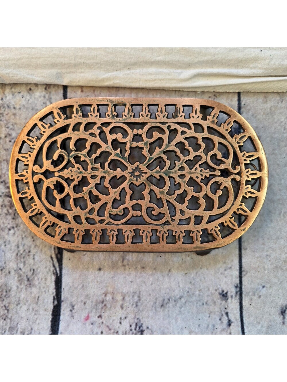 Cast Iron Trivit 1999 reticulated 6x10 Oval